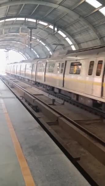 New Delhi India Februari 2024 Delhi Metro Trein Aankomen Jhandewalan — Stockvideo