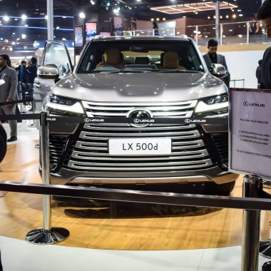 Noida, Uttar Pradesh, Hindistan, 28 Kasım 2023 - Otomobil Fuarı 2023 'te sergilenen tamamen otonom elektrik, dizel ve benzin otomobili. Otomobil geleceği için tasarlanmış yaratıcı bir araba.