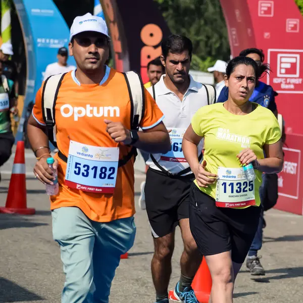 Yeni Delhi, Hindistan - 15 Ekim 2023 - Bitmek üzere olan maraton katılımcılarının bitiş çizgisini geçmek üzere olan Delhi Yarı Maratonu 2023