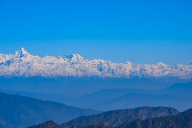 Hindistan 'ın Nainital şehrinin en yüksek tepesinde, bu resimde görülen sıradağ Himalaya Dağları, Hindistan' ın Uttarakhand kentindeki Nainital dağının güzelliği.