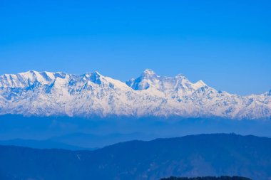 Hindistan 'ın Nainital şehrinin en yüksek tepesinde, bu resimde görülen sıradağ Himalaya Dağları, Hindistan' ın Uttarakhand kentindeki Nainital dağının güzelliği.