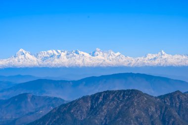 Hindistan 'ın Nainital şehrinin en yüksek tepesinde, bu resimde görülen sıradağ Himalaya Dağları, Hindistan' ın Uttarakhand kentindeki Nainital dağının güzelliği.