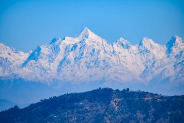 Hindistan 'ın Nainital şehrinin en yüksek tepesinde, bu resimde görülen sıradağ Himalaya Dağları, Hindistan' ın Uttarakhand kentindeki Nainital dağının güzelliği.