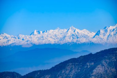 Hindistan 'ın Nainital şehrinin en yüksek tepesinde, bu resimde görülen sıradağ Himalaya Dağları, Hindistan' ın Uttarakhand kentindeki Nainital dağının güzelliği.