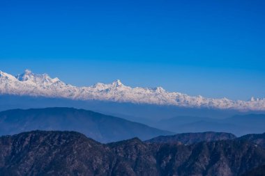 Hindistan 'ın Nainital şehrinin en yüksek tepesinde, bu resimde görülen sıradağ Himalaya Dağları, Hindistan' ın Uttarakhand kentindeki Nainital dağının güzelliği.