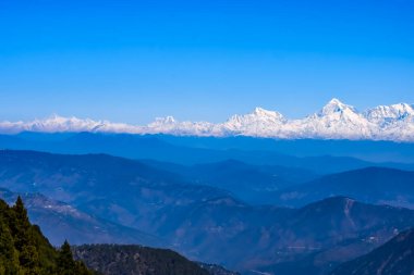 Hindistan 'ın Nainital şehrinin en yüksek tepesinde, bu resimde görülen sıradağ Himalaya Dağları, Hindistan' ın Uttarakhand kentindeki Nainital dağının güzelliği.