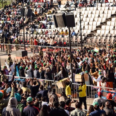Wagah Sınırı, Amritsar, Punjab, Hindistan, 02 Şubat 2024 - Hindistan, Punjab yakınlarındaki Hindistan-Pakistan sınırında Sınır Güvenlik Kuvvetleri BSF muhafızlarının bayrak töreni