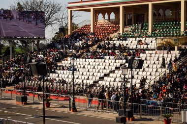 Wagah Sınırı, Amritsar, Punjab, Hindistan, 02 Şubat 2024 - Hindistan, Punjab yakınlarındaki Hindistan-Pakistan sınırında Sınır Güvenlik Kuvvetleri BSF muhafızlarının bayrak töreni