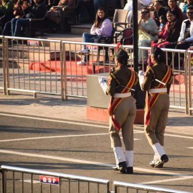 Wagah Sınırı, Amritsar, Punjab, Hindistan, 02 Şubat 2024 - Hindistan, Punjab yakınlarındaki Hindistan-Pakistan sınırında Sınır Güvenlik Kuvvetleri BSF muhafızlarının bayrak töreni