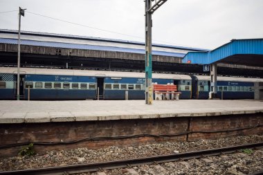 Amritsar, Hindistan, 3 Şubat 2024 - Amritsar tren istasyonunda sabah treni, Amritsar, Punjab tren istasyonunda renkli tren