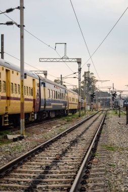 Amritsar, Hindistan, 3 Şubat 2024 - Amritsar tren istasyonunda sabah treni, Amritsar, Punjab tren istasyonunda renkli tren