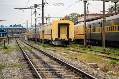 Amritsar, Hindistan, 3 Şubat 2024 - Amritsar tren istasyonunda sabah treni, Amritsar, Punjab tren istasyonunda renkli tren