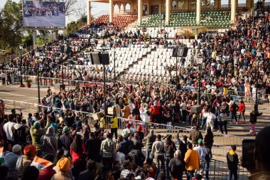 Wagah Sınırı, Amritsar, Punjab, Hindistan, 02 Şubat 2024 - Hindistan, Punjab yakınlarındaki Hindistan-Pakistan sınırında Sınır Güvenlik Kuvvetleri BSF muhafızlarının bayrak töreni