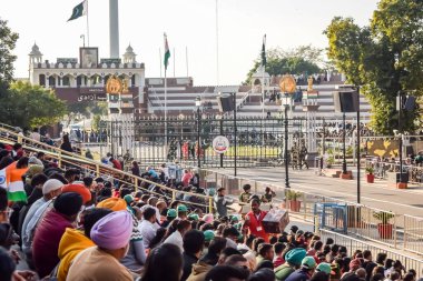 Wagah Sınırı, Amritsar, Punjab, Hindistan, 02 Şubat 2024 - Hindistan, Punjab yakınlarındaki Hindistan-Pakistan sınırında Sınır Güvenlik Kuvvetleri BSF muhafızlarının bayrak töreni