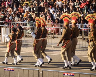 Wagah Sınırı, Amritsar, Punjab, Hindistan, 02 Şubat 2024 - Hindistan, Punjab yakınlarındaki Hindistan-Pakistan sınırında Sınır Güvenlik Kuvvetleri BSF muhafızlarının bayrak töreni