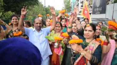 Yeni Delhi, Hindistan 25 Mart 2024 - Jagannath Tapınağı sırasında Kalaşlı kadınlar Mangal Kalash Yatra, Hintli Hintli dindarlar üzerinde hindistan cevizi olan toprak kapları taşıyorlar.