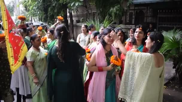 ニューデリー インド 2024 ジャガナタテンプルマンガルカラシヤトラの間に頭にカラッシュを持つ女性 インドのヒンドゥー教の献身者は上にココナッツと神聖な水を含む土の鍋を運ぶ — ストック動画