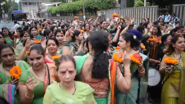 Neu Delhi Indien März 2024 Frauen Mit Kalasche Auf Dem — Stockvideo
