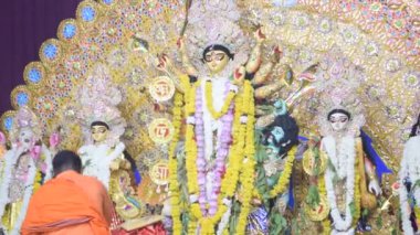 Kolkata, Hindistan, 29 Eylül 2023 - Hindistan 'daki en büyük Hindu festivali olan Güney Kolkata Durga Puja, Durga Puja Idol' a geleneksel bakış açısıyla Tanrıça Durga