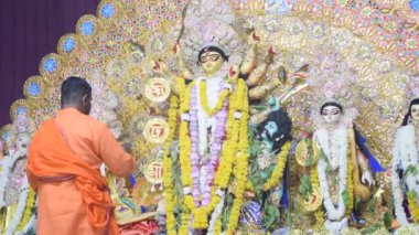 Kolkata, Hindistan, 29 Eylül 2023 - Hindistan 'daki en büyük Hindu festivali olan Güney Kolkata Durga Puja, Durga Puja Idol' a geleneksel bakış açısıyla Tanrıça Durga