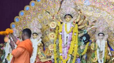 Kolkata, Hindistan, 29 Eylül 2023 - Hindistan 'daki en büyük Hindu festivali olan Güney Kolkata Durga Puja, Durga Puja Idol' a geleneksel bakış açısıyla Tanrıça Durga