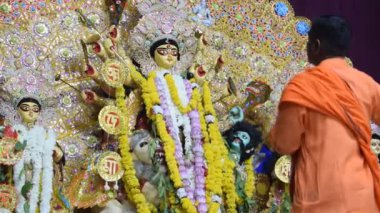 Kolkata, Hindistan, 29 Eylül 2023 - Hindistan 'daki en büyük Hindu festivali olan Güney Kolkata Durga Puja, Durga Puja Idol' a geleneksel bakış açısıyla Tanrıça Durga