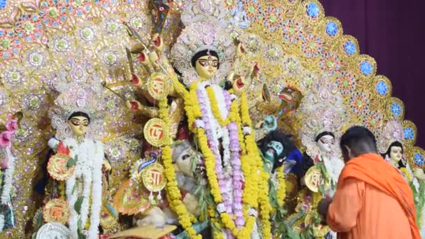 インド コルカタ 2023 伝統的な見た目で 南コルカタデュルガプジャ デュルガプジャアイドル インド最大のヒンドゥー祭 — ストック動画