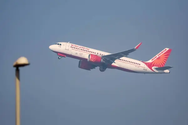 インド ニューデリー 12月25日2023 インディア エアバスA320は インドラ ガンジー国際空港デリーから離陸します 空気インド国内の航空機は 日中青空を飛んでいます — ストック写真