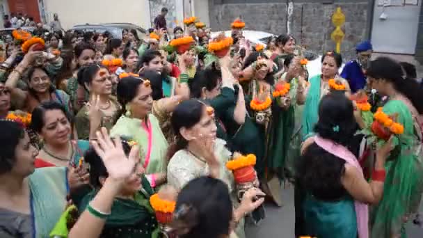 2024年3月25日 印度新德里 印度印度教信徒在贾甘纳坦寺曼加尔 卡拉什 Mangal Kalash Yatra 头戴卡拉什 Kalash 的妇女端着装有圣水和椰子的陶罐 — 图库视频影像