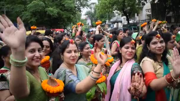 Νέο Δελχί Ινδία Μαρτίου 2024 Γυναίκες Kalash Στο Κεφάλι Κατά — Αρχείο Βίντεο