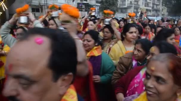 뉴델리 2024 Jagannath Temple Mangal Kalash Yatra 머리에 Kalash를 힌두교 — 비디오