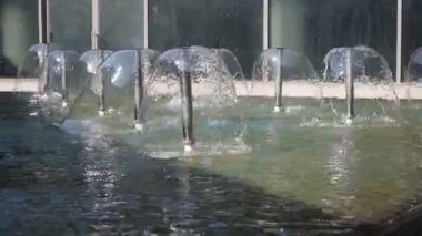 Delhi 'de Pragati Meydan olarak bilinen Bharat Mandapam kompleksindeki çeşme, Bharat Mandapam tesisinde çalışan çeşme, çeşmede su, Bharat Mandapam Parkı' ndaki çeşme