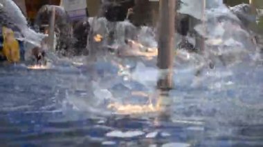 Delhi 'de Pragati Meydan olarak bilinen Bharat Mandapam kompleksindeki çeşme, Bharat Mandapam tesisinde çalışan çeşme, çeşmede su, Bharat Mandapam Parkı' ndaki çeşme