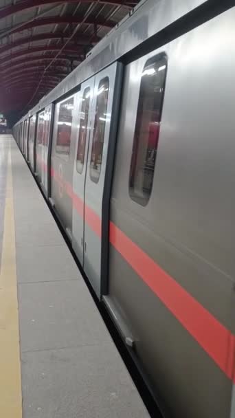 New Delhi Indien Februari 2024 Delhi Metro Tåg Anländer Till — Stockvideo