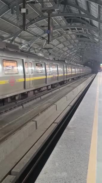 Delhi India Február 2024 Delhi Metro Vonat Érkezik Jhandewalan Metróállomás — Stock videók