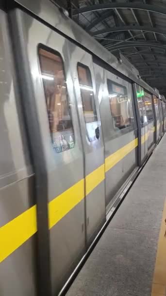 New Delhi Indie Únor 2024 Dillí Metro Vlak Přijíždí Stanici — Stock video