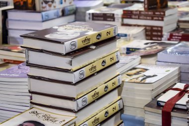 Yeni Delhi, Hindistan, 17 Şubat 2024 - Delhi Uluslararası Kitap Fuarı 'ndaki bir kitapçıda raflarda bulunan çeşitli kitaplar, Bharat Mandapam Kompleksi' ndeki Yıllık Kitap Fuarı 'nda sergilenen kitaplar