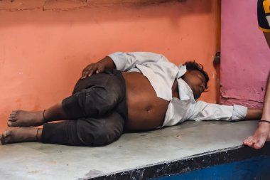 Eski Delhi, Hindistan, 15 Mart 2024 - Eski Delhi sokaklarında kimliği belirsiz adamlar, Eski Delhi 'de Chandni Chowk pazarının sokak fotoğrafları, Eski Delhi Caddesi Fotoğrafçılığı