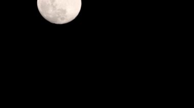 Moon Timelapse, Stock zamanaşımı: Dolunay karanlık gökyüzünde yükseliyor, gece vakti. Dolunay zamanı, gece karanlığında karanlık gökyüzünde ay ışığıyla birlikte kaybolur. Yüksek kaliteli beleş video kaydı veya zaman ayarlı
