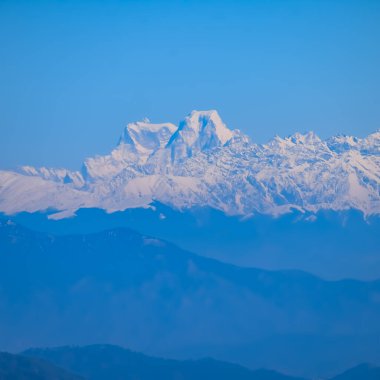 Hindistan 'ın Nainital şehrinin en yüksek tepesinde, bu resimde görülen sıradağ Himalaya Dağları, Hindistan' ın Uttarakhand kentindeki Nainital dağının güzelliği.