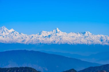 Hindistan 'ın Nainital şehrinin en yüksek tepesinde, bu resimde görülen sıradağ Himalaya Dağları, Hindistan' ın Uttarakhand kentindeki Nainital dağının güzelliği.