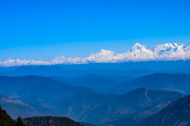 Hindistan 'ın Nainital şehrinin en yüksek tepesinde, bu resimde görülen sıradağ Himalaya Dağları, Hindistan' ın Uttarakhand kentindeki Nainital dağının güzelliği.