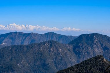 Hindistan 'ın Nainital şehrinin en yüksek tepesinde, bu resimde görülen sıradağ Himalaya Dağları, Hindistan' ın Uttarakhand kentindeki Nainital dağının güzelliği.