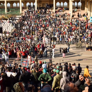 Wagah Sınırı, Amritsar, Punjab, Hindistan, 02 Şubat 2024 - Hindistan, Punjab yakınlarındaki Hindistan-Pakistan sınırında Sınır Güvenlik Kuvvetleri BSF muhafızlarının bayrak töreni
