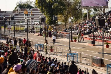 Wagah Sınırı, Amritsar, Punjab, Hindistan, 02 Şubat 2024 - Hindistan, Punjab yakınlarındaki Hindistan-Pakistan sınırında Sınır Güvenlik Kuvvetleri BSF muhafızlarının bayrak töreni