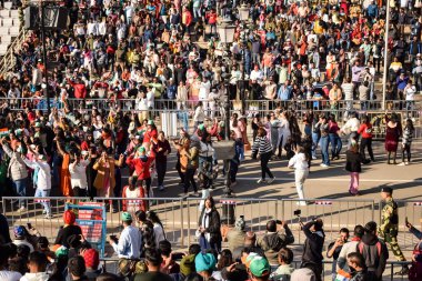 Wagah Sınırı, Amritsar, Punjab, Hindistan, 02 Şubat 2024 - Hindistan, Punjab yakınlarındaki Hindistan-Pakistan sınırında Sınır Güvenlik Kuvvetleri BSF muhafızlarının bayrak töreni