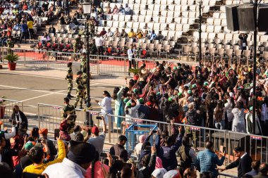 Wagah Sınırı, Amritsar, Punjab, Hindistan, 02 Şubat 2024 - Hindistan, Punjab yakınlarındaki Hindistan-Pakistan sınırında Sınır Güvenlik Kuvvetleri BSF muhafızlarının bayrak töreni