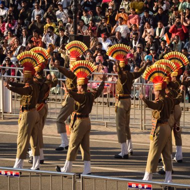 Wagah Sınırı, Amritsar, Punjab, Hindistan, 02 Şubat 2024 - Hindistan, Punjab yakınlarındaki Hindistan-Pakistan sınırında Sınır Güvenlik Kuvvetleri BSF muhafızlarının bayrak töreni
