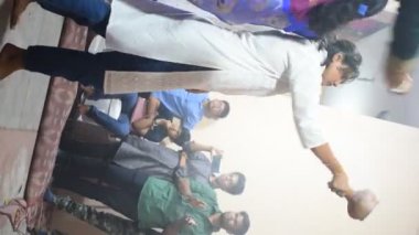 Delhi, Hindistan, Ekim 02: 2023 - Durga Idol 'un önünde ruhani dans yapan dindarlar, Durga Puja kutlamaları için Jhilmil Kolonisi Delhi' deki Kali Bari tapınağı, Durga utsav festivali, Ekim 2023