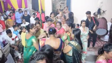 Delhi, Hindistan, Ekim 02: 2023 - Durga Idol 'un önünde ruhani dans yapan dindarlar, Durga Puja kutlamaları için Jhilmil Kolonisi Delhi' deki Kali Bari tapınağı, Durga utsav festivali, Ekim 2023